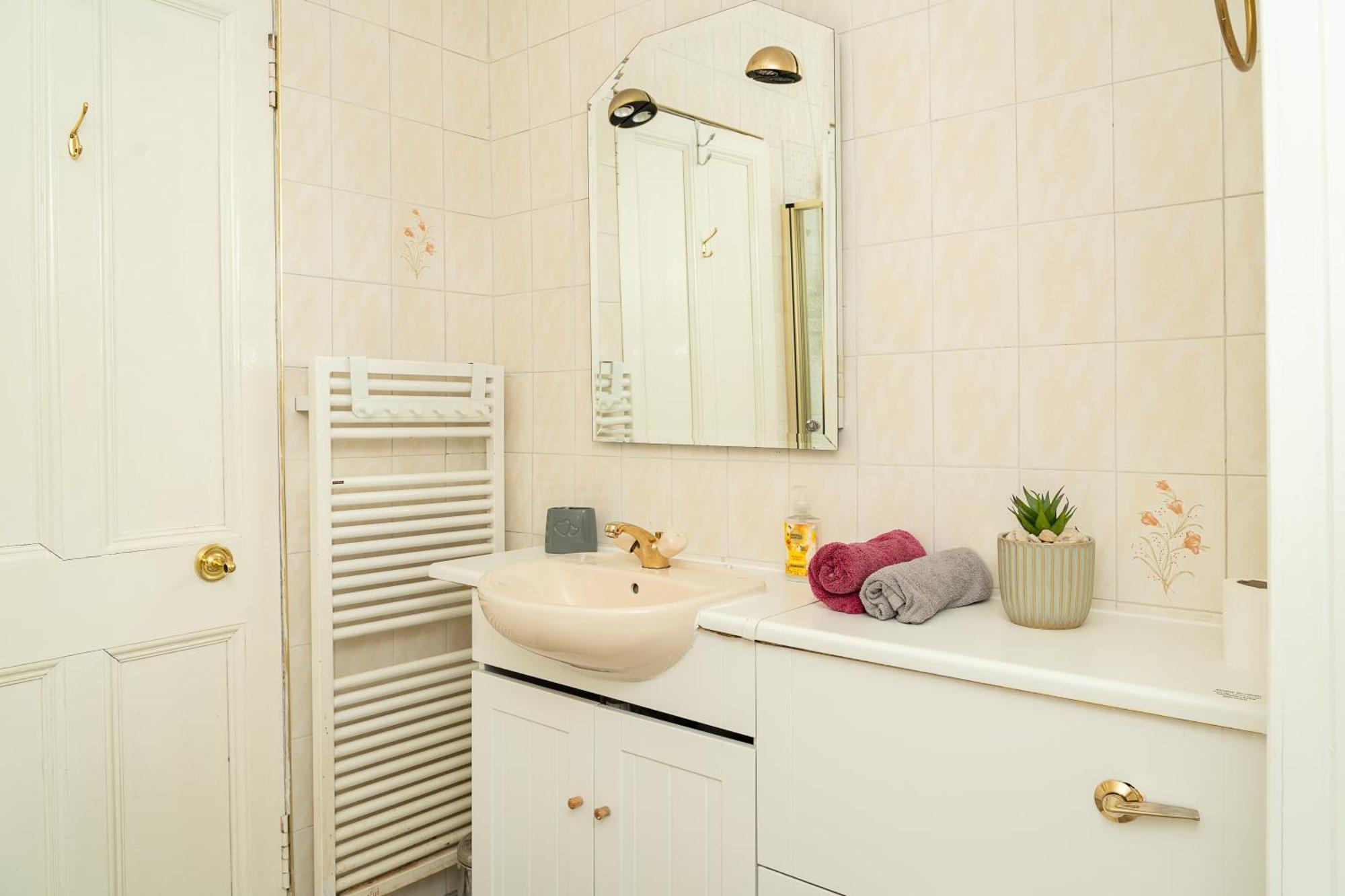 Luxury 4-bedroom Townhouse, Free Parking, Near Portobello Beach, Sleeps 8 Apartment Edinburgh