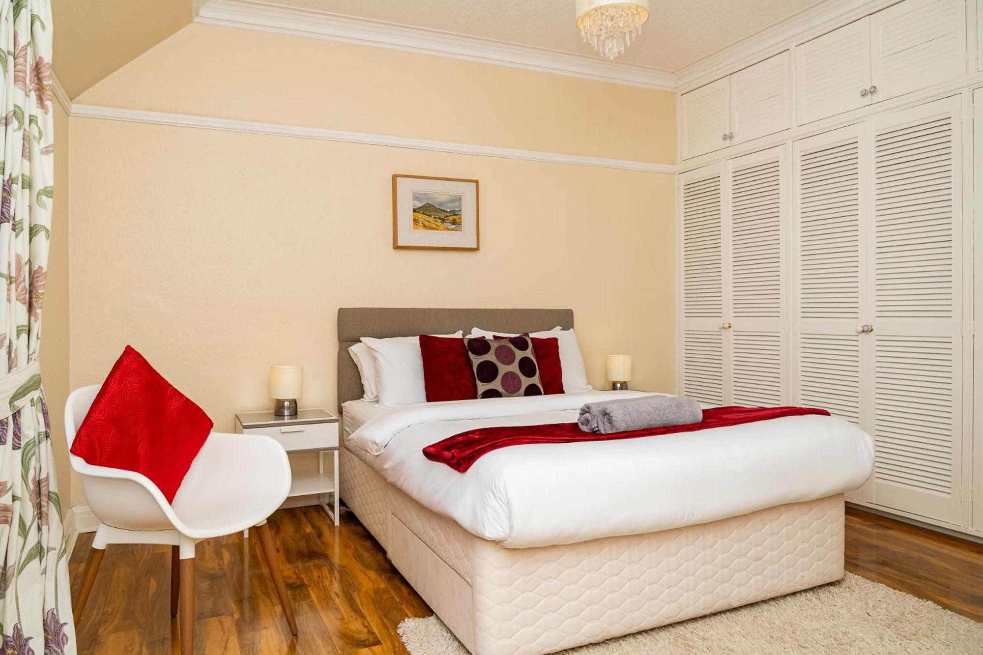 Luxury 4-bedroom Townhouse, Free Parking, Near Portobello Beach, Sleeps 8 *