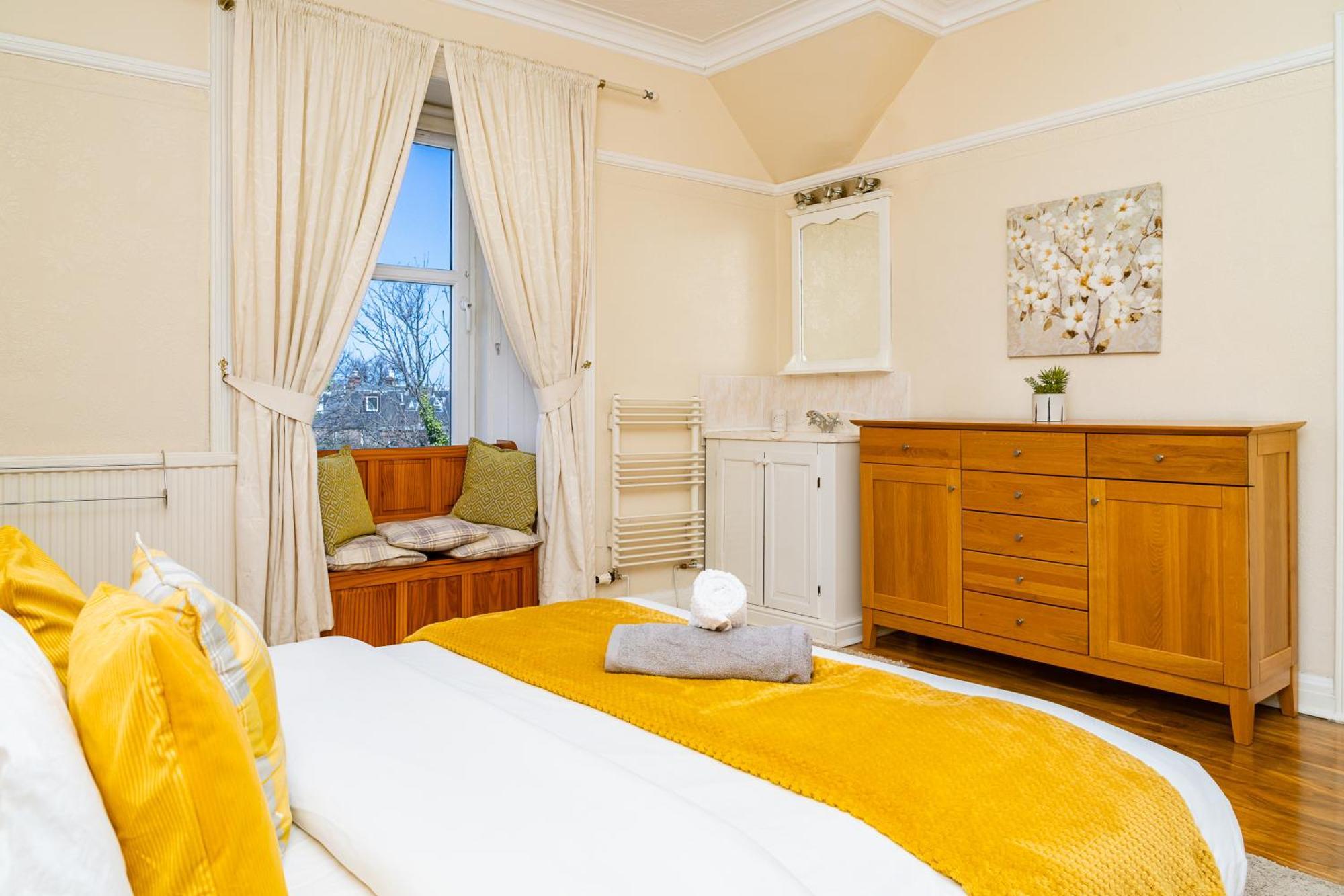 Luxury 4-bedroom Townhouse, Free Parking, Near Portobello Beach, Sleeps 8