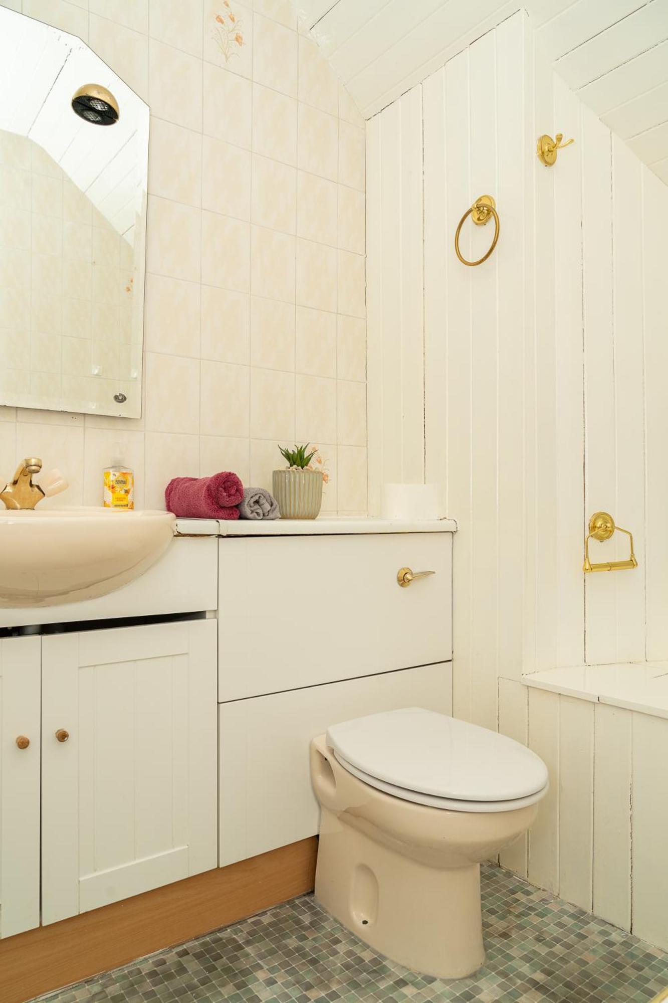 Luxury 4-bedroom Townhouse, Free Parking, Near Portobello Beach, Sleeps 8 Apartment *