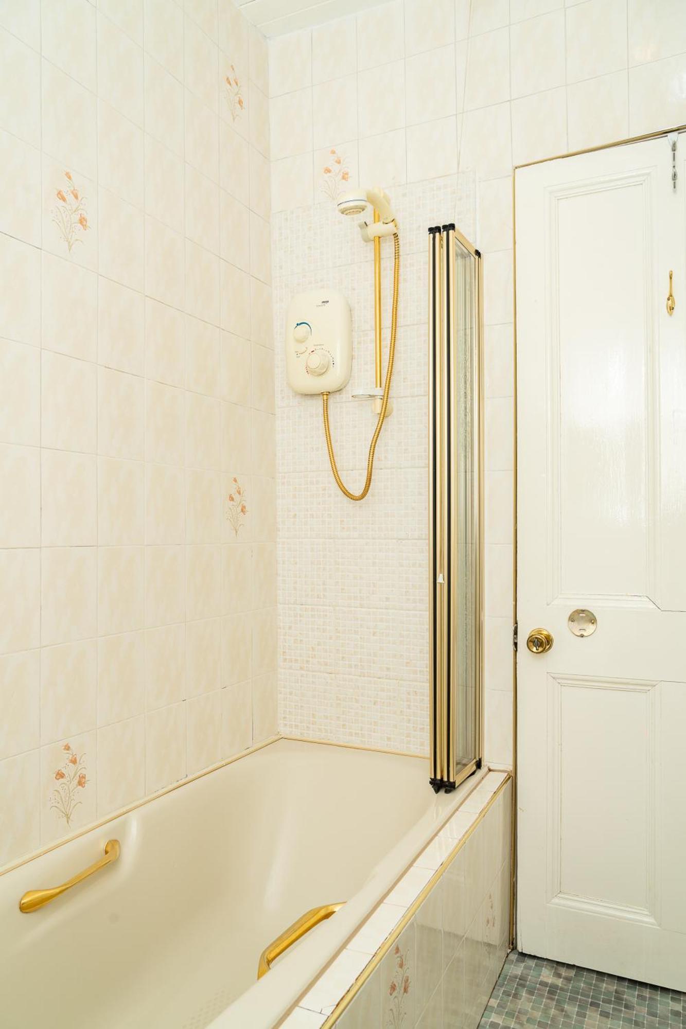 Luxury 4-bedroom Townhouse, Free Parking, Near Portobello Beach, Sleeps 8 Apartment